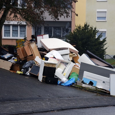 Ein Berg an ausgedientem Hausrat, wie Waschmaschiene, Kühlschrank, Schränke und Matratzen liegen am Wegrand.