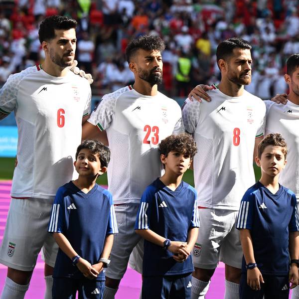 Irans Saeid Ezatolahi (l-r), Ramin Rezaeian, Morteza Pouraliganji, Milad Mohammadi und Majid Hosseini stehen bei der Nationalhymne nebeneinander.