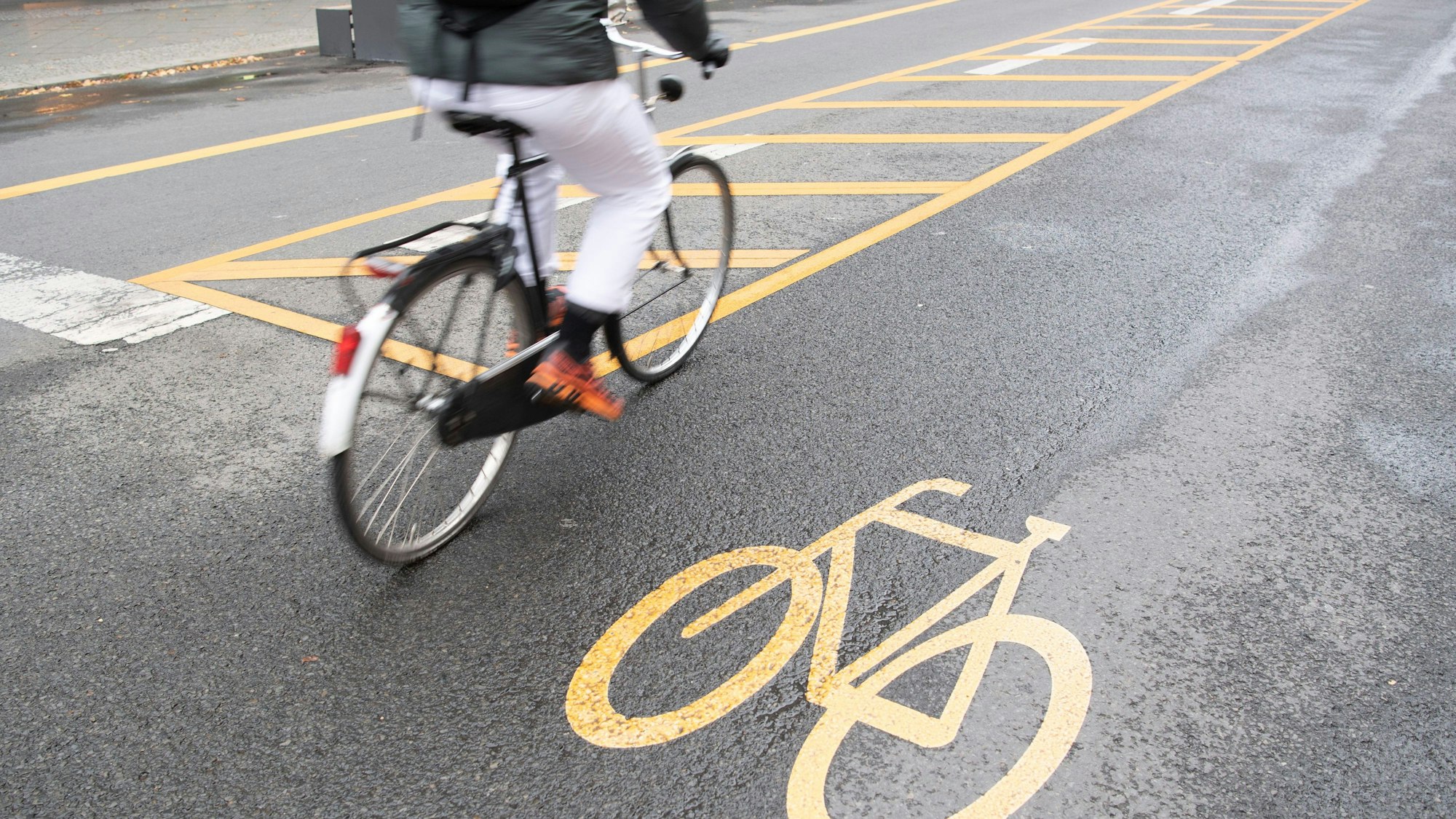 Das Video einer Radfahrerin geht bei Twitter derzeit viral (Symbolbild)