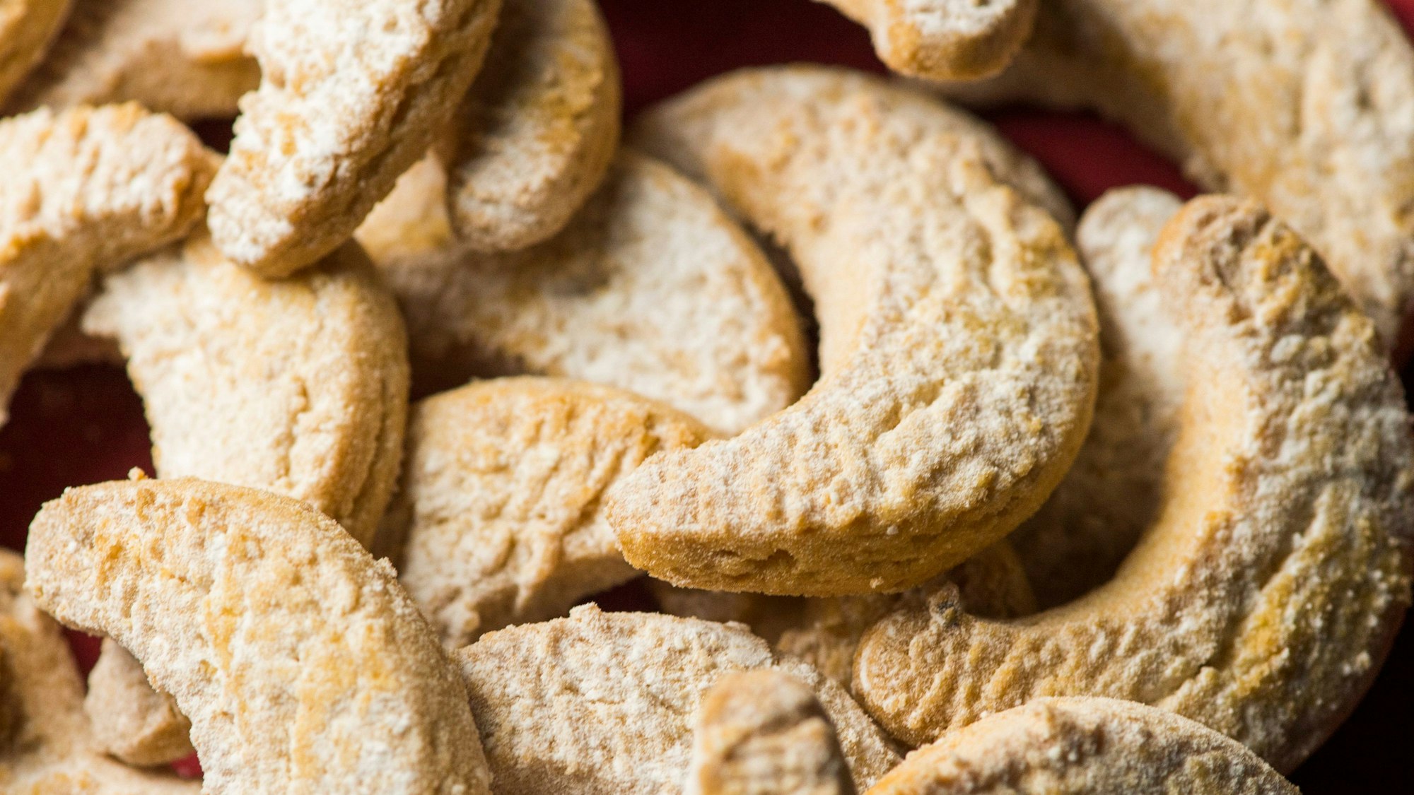 Viele Vanillekipferl liegen aufeinander und sehen lecker aus.