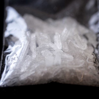 Das Foto zeigt einen Fund der synthetischen Droge Crystal Meth in einem Plastikbeutel.