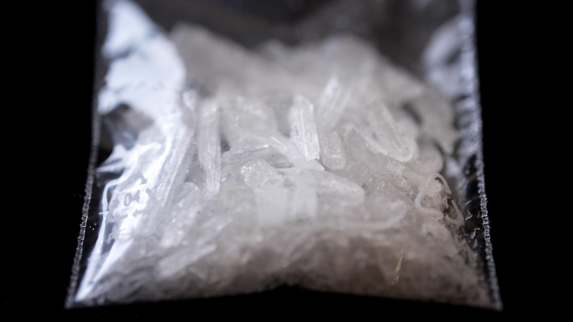 Das Foto zeigt einen Fund der synthetischen Droge Crystal Meth in einem Plastikbeutel.