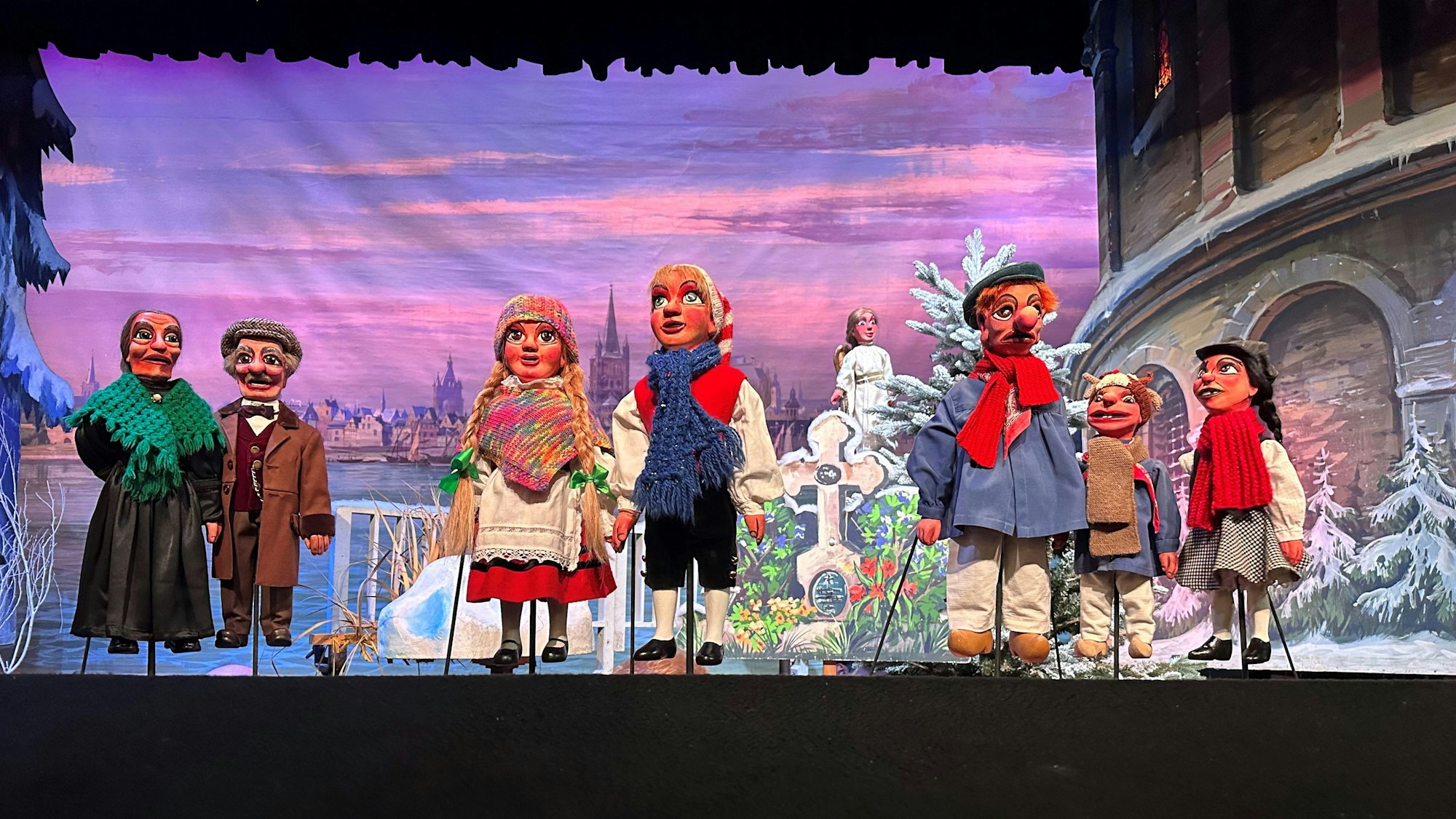 Die Puppen des Hänneschen-Theaters im neuen Weihnachtsstück auf der Bühne.
