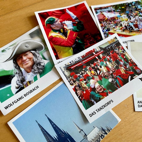 Einzelne Sticker des Sammelalbums liegen auf einem Tisch verteilt.