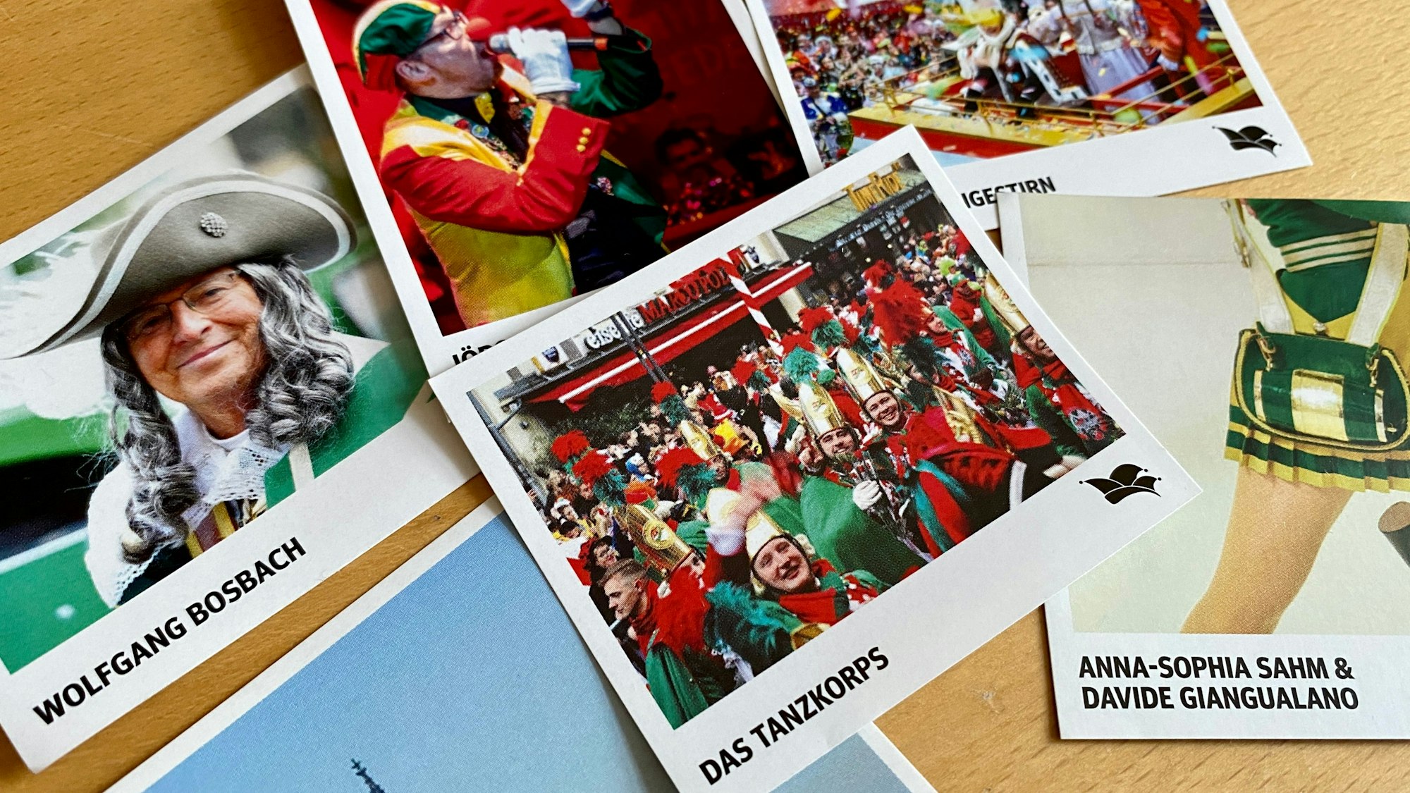 Einzelne Sticker des Sammelalbums liegen auf einem Tisch verteilt.