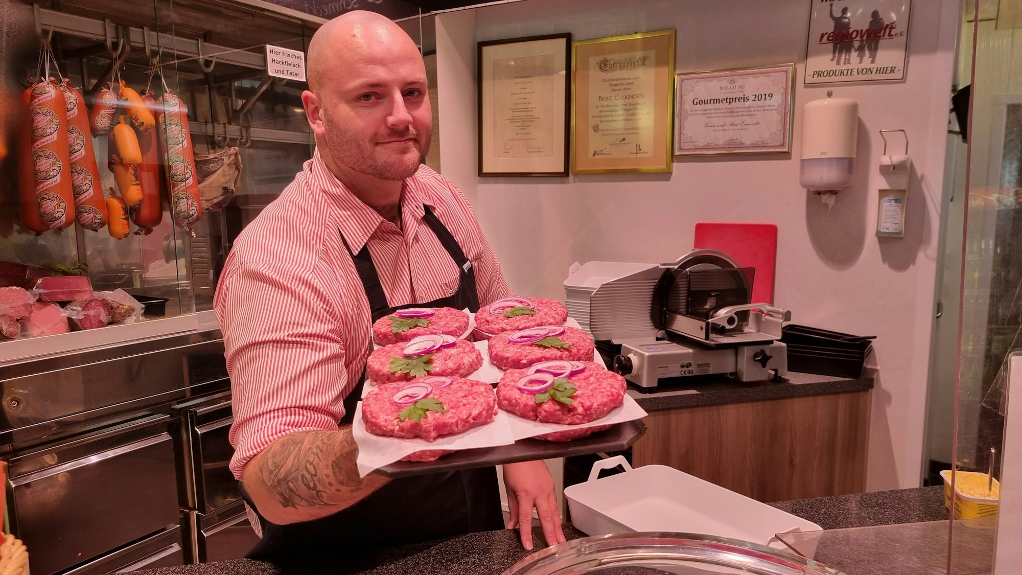 Metzgermeister Daniel Pickartz steht hinter der Theke seiner Metzgerei in Leverkusen-Wiesdorf (ehemalig Emundts) in der Dhünnstraße.