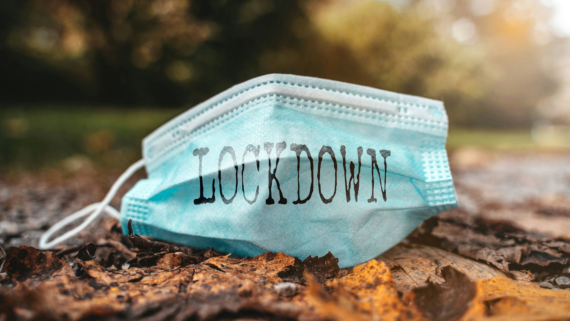 OP-Maske mit dem Schriftzug „Lockdown“ (Symbolbild)