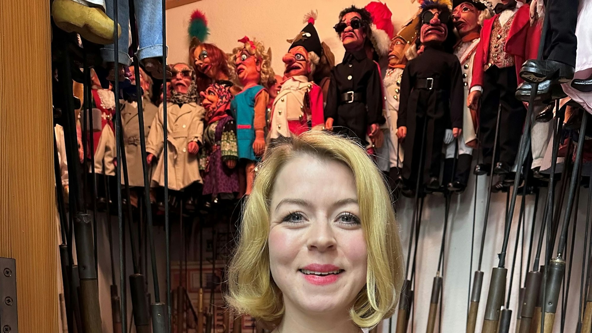 Mareike Marx mit den Puppen des Hänneschen-Theaters im Hintergrund.