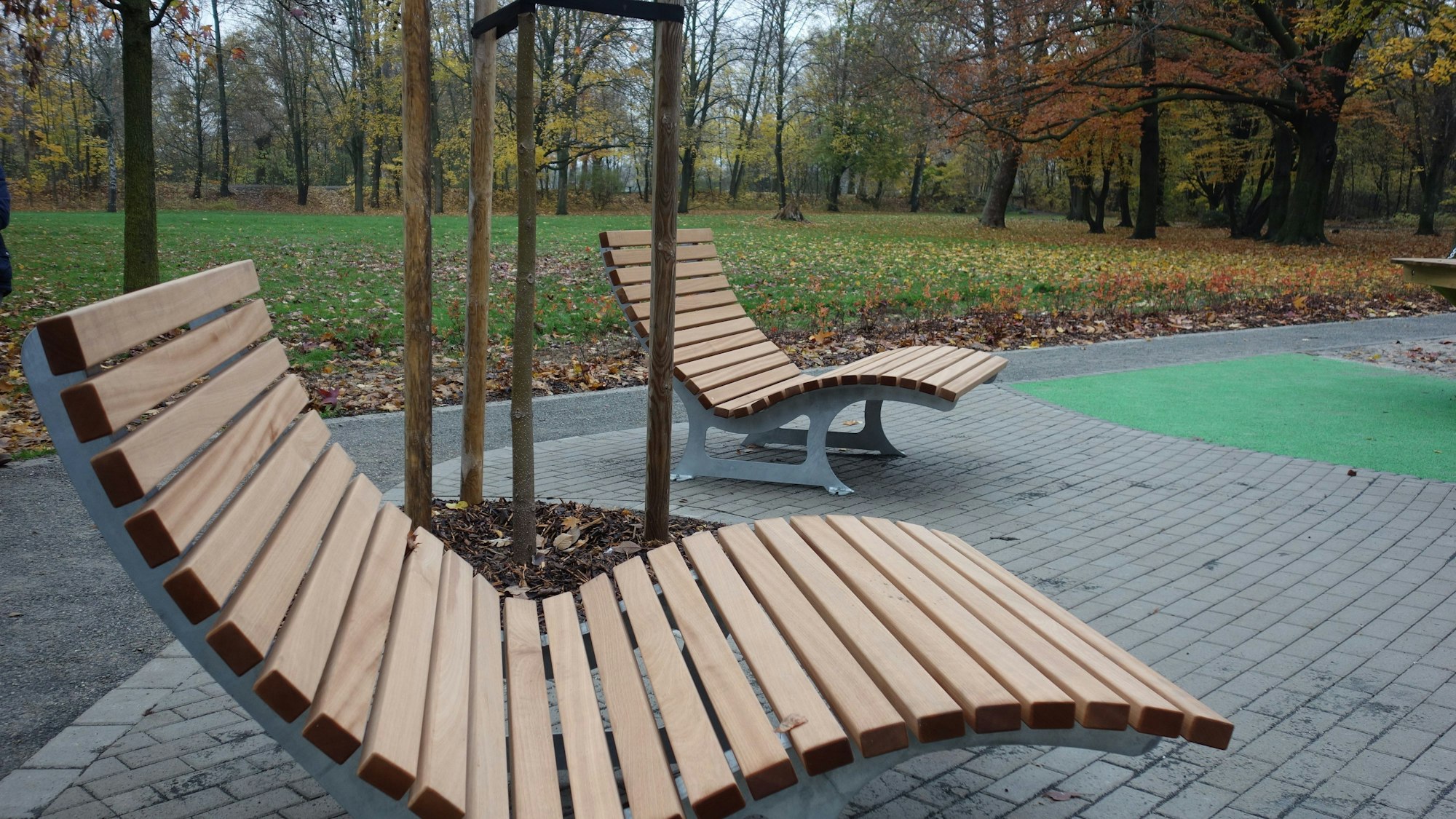 Liegebänke auf dem überholten Spielplatz „Am Stadtpark“.