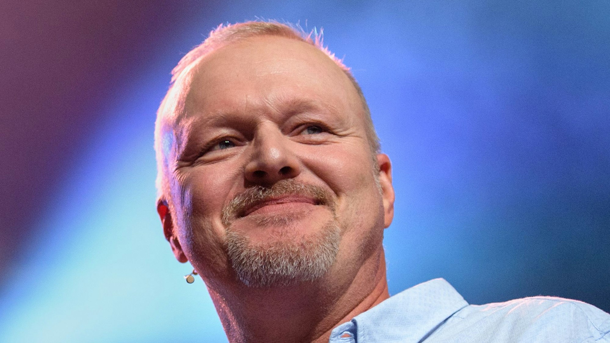 Stefan Raab steht auf einer Bühne und schaut ins Publikum. Hinter dem Entertainer und „TV Total“-Moderator ist ein Scheinwerferlicht zu sehen. (Archivbild)