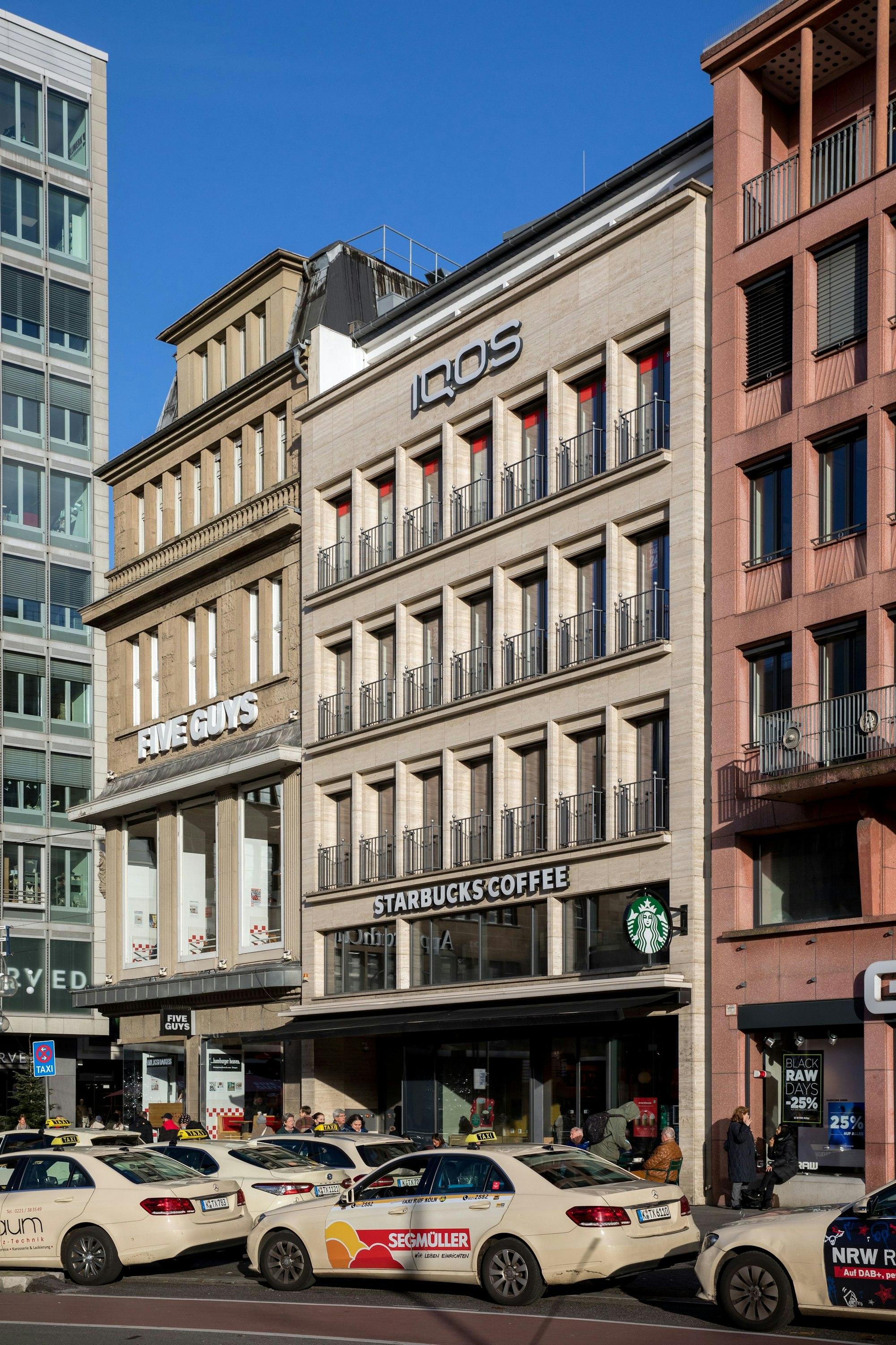Das Haus am Neumarkt mit der Starbucks-Filiale gehört ebenfalls zu Portfolio.