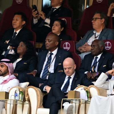 FIFA-Präsident Gianni Infantino (M) auf der Tribüne, er ist umringt von Kataris und Mitgliedern der Fifa.