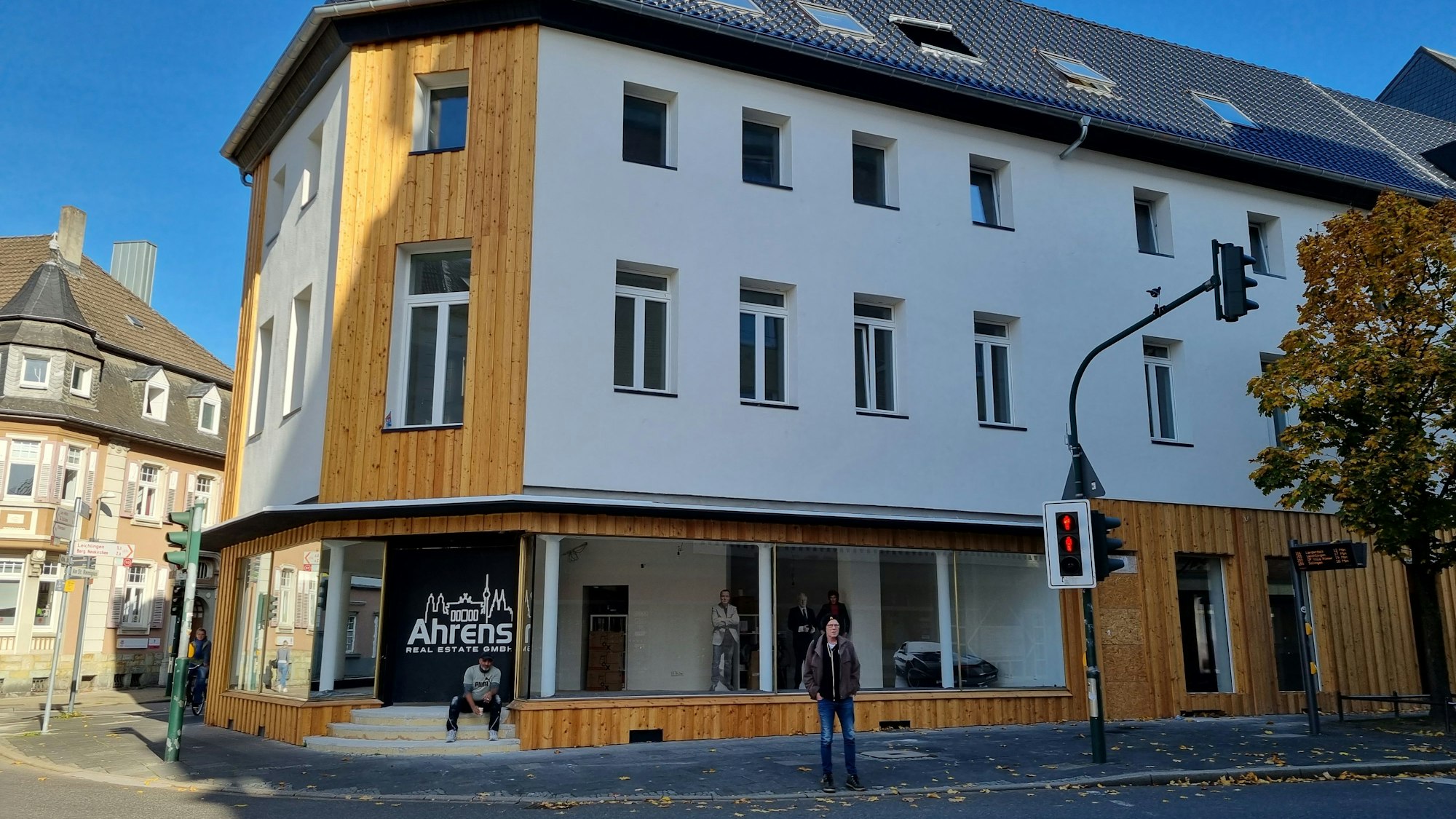 Blick auf ein dreistöckiges Geschäftshaus mit leerem Ladenlokal im Erdgeschoss.