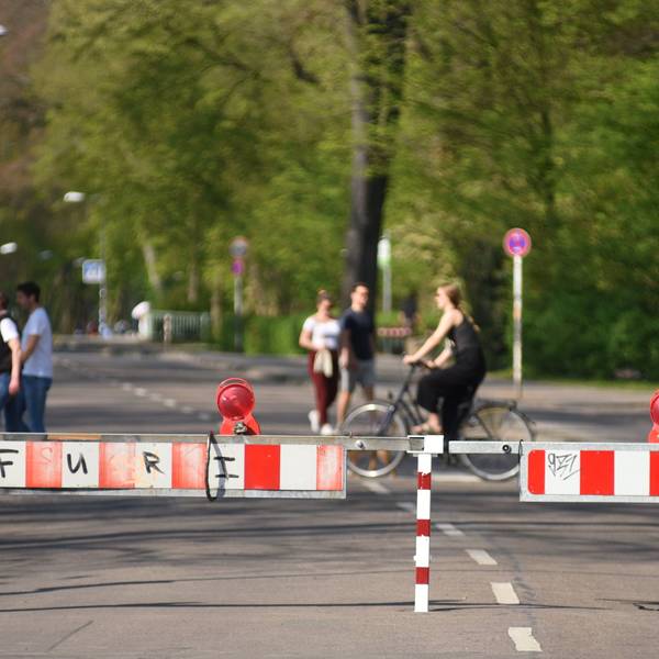 Gesperrte Kitschburger Straße mit Fahrradfahrerin und Fußgängern.