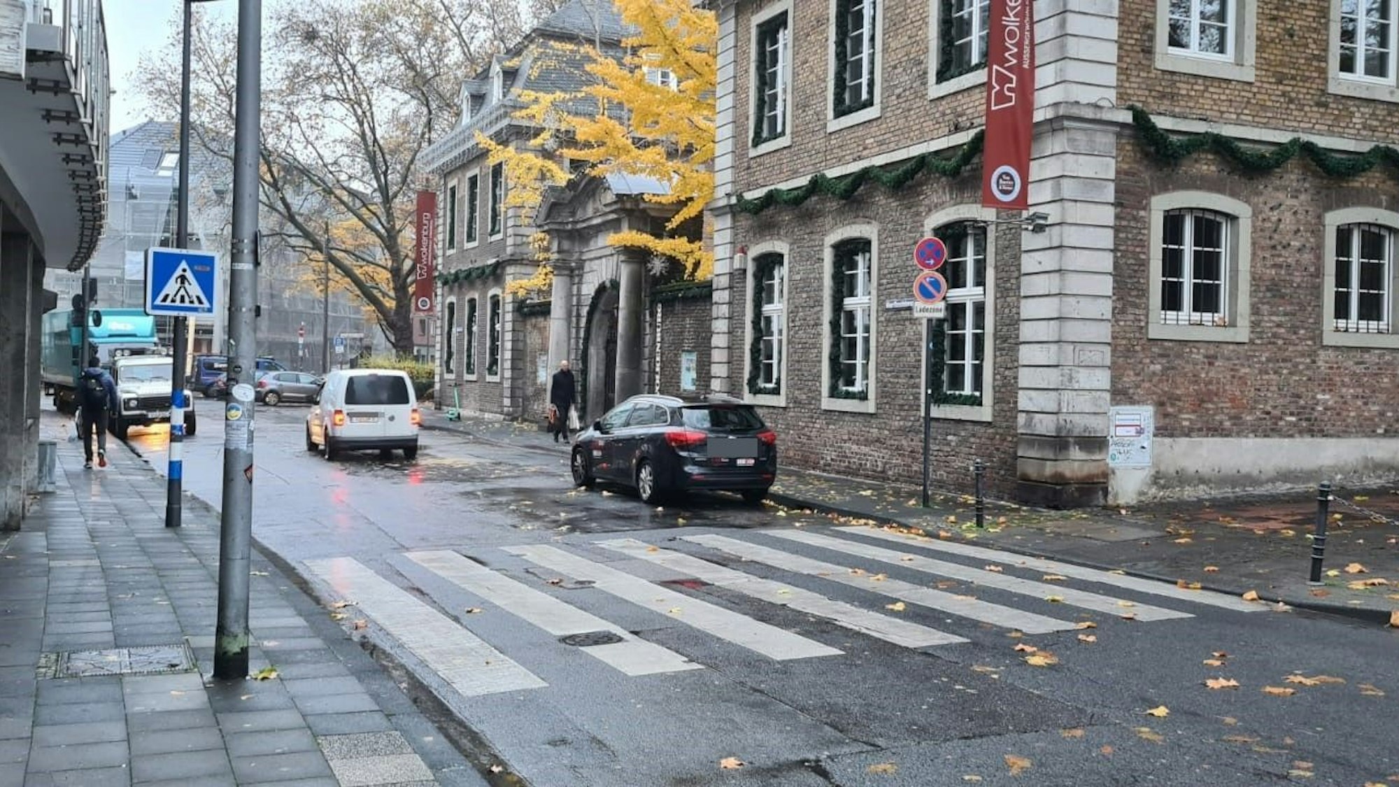 Blick auf die Straße mit Zebrastreifen, dahinter das Gebäude der Wolkenburg.