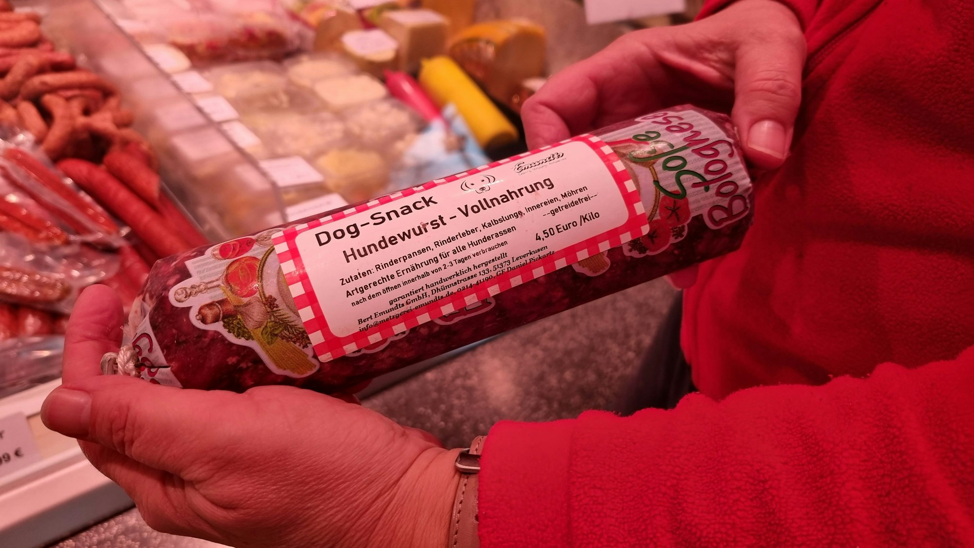 Ein Stück Hundewurst in der Metzgerei Pickartz in Leverkusen-Wiesdorf (ehemalig Emundts)