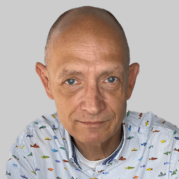 Jüngster Wahlhelfer: Bei der Bundestagswahl am 23. Februar überreicht Stadtdirektorin Andrea Blome dem 18-jährigen Vincent Gindele ein Geschenk der Stadt.
