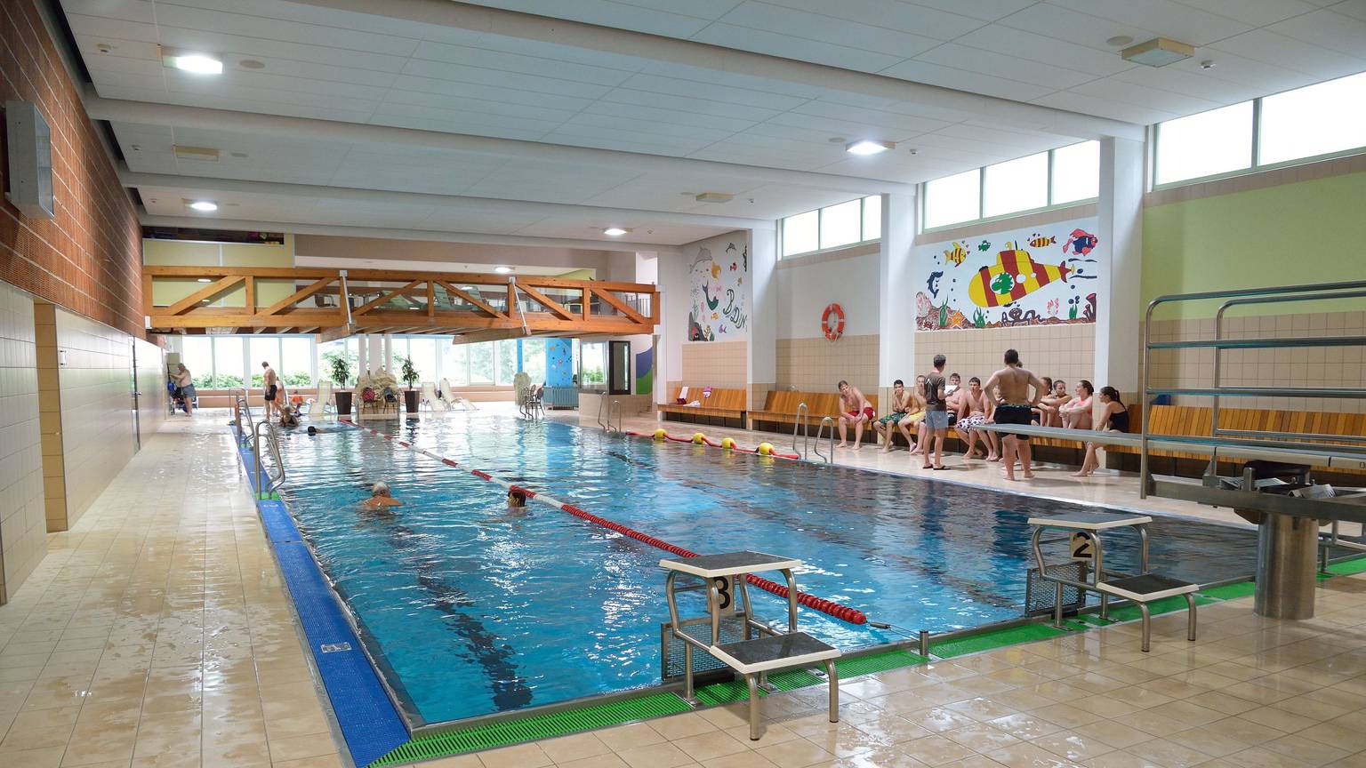 Das Schwimmerbecken im Badino, dem Hallenbad von Overath.