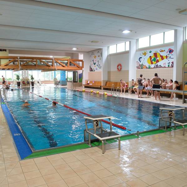 Das Schwimmerbecken im Badino, dem Hallenbad von Overath.