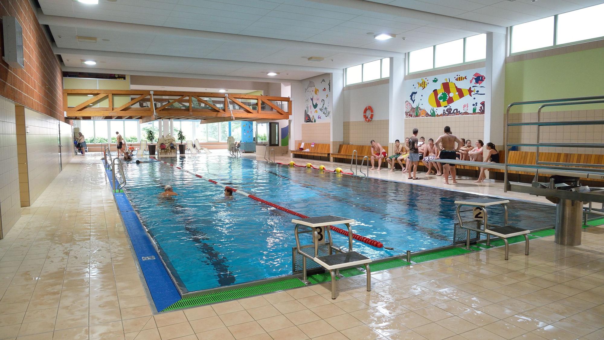 Das Schwimmerbecken im Badino, dem Hallenbad von Overath.