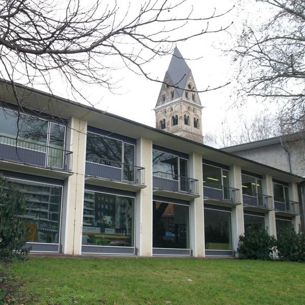 Die Fentserfront des Kölnischen Kunstvereins an einem trüben Tag.