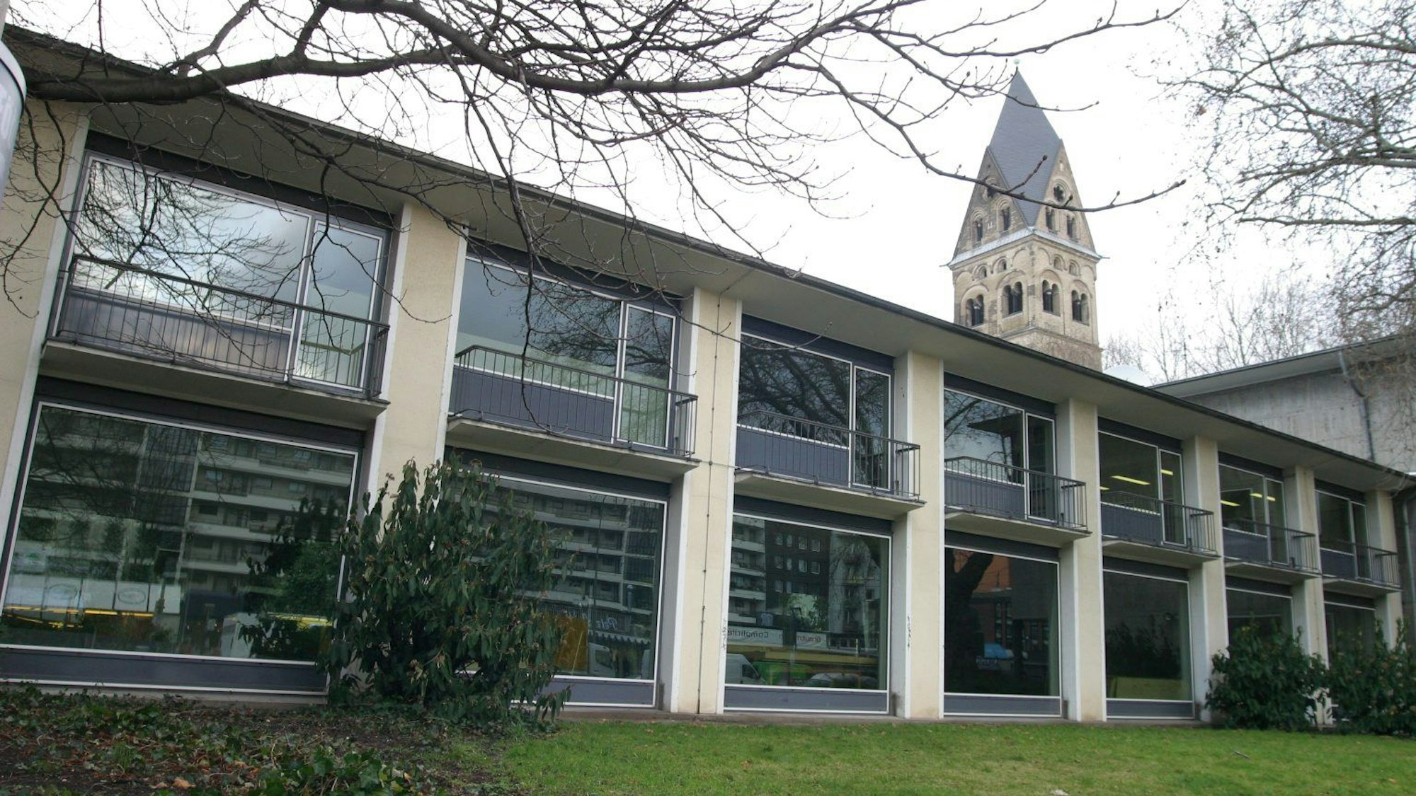 Die Fentserfront des Kölnischen Kunstvereins an einem trüben Tag.