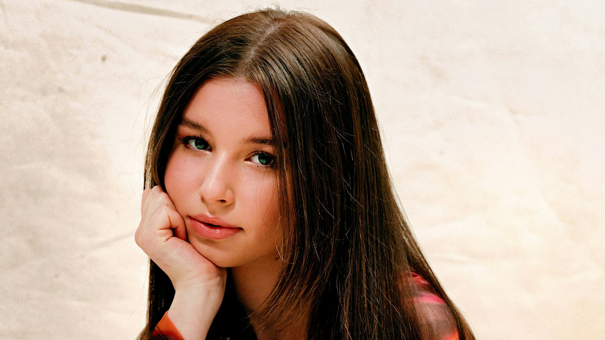Maria Sur, eine junge Ukrainerin, ist im Rennen, um die Abba-Nation Schweden beim Eurovision Song Contest im nächsten Jahr in Liverpool zu vertreten. Die 17-Jährige hat ihren Kopf auf der Hand abgestützt und guckt in die Kamera.
