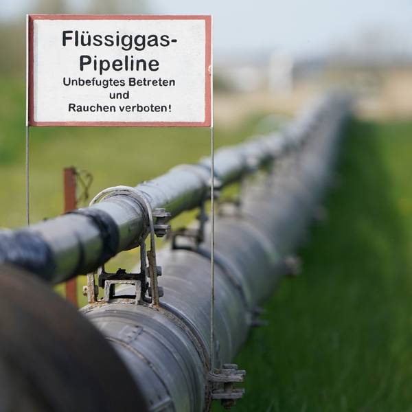 Blick auf eine Flüssiggas-Pipeline am Nordsee Gas Terminal.