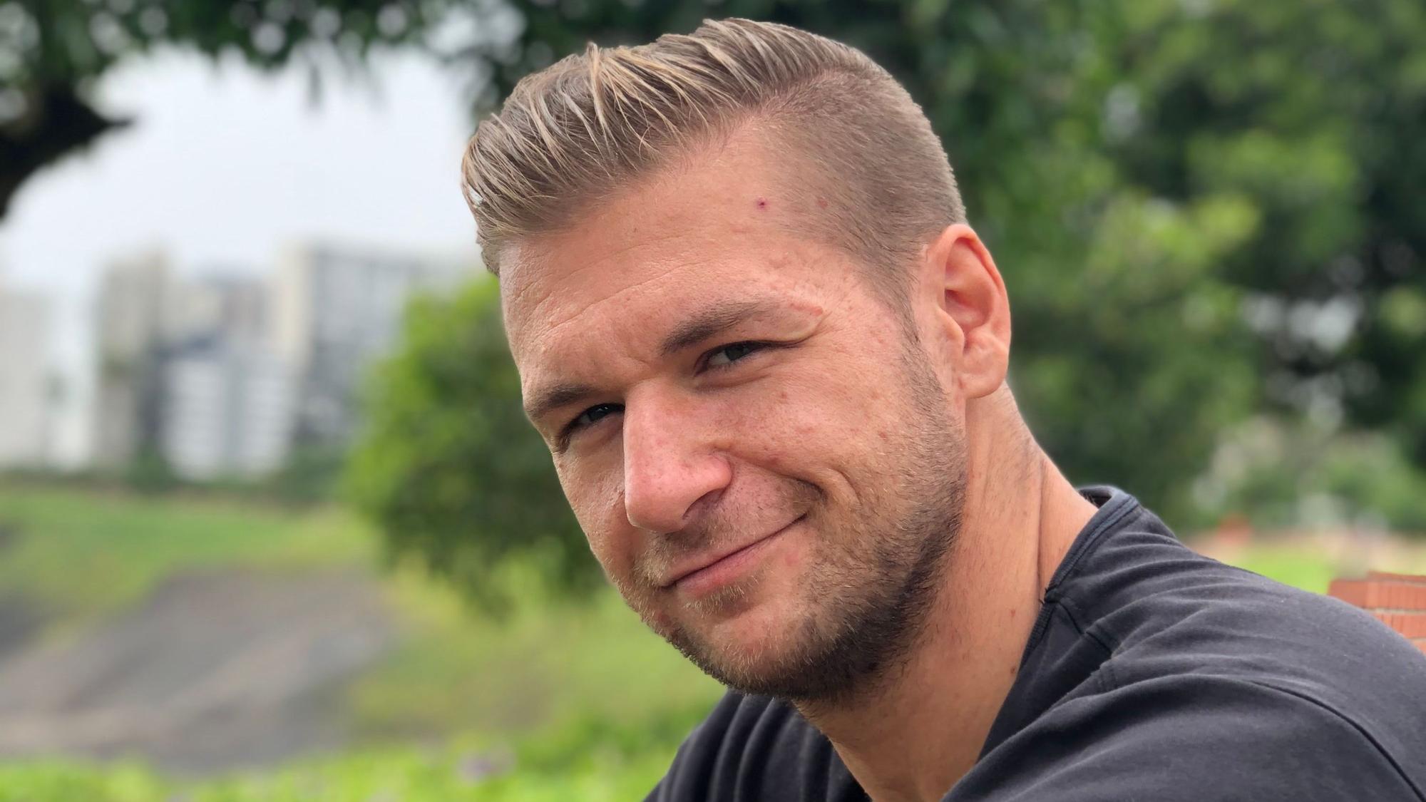 Der 33-jährige Zülpicher Fabian Esser mit gegelten Haaren und einem schwarzen T-Shirt schaut in die Kamera.