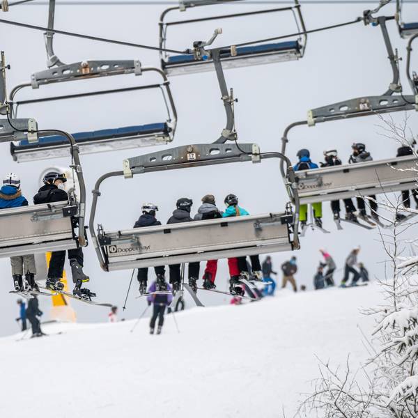 Skifahrer sitzen im Lift.
