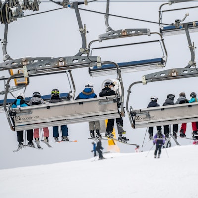 Skifahrer sitzen im Lift.