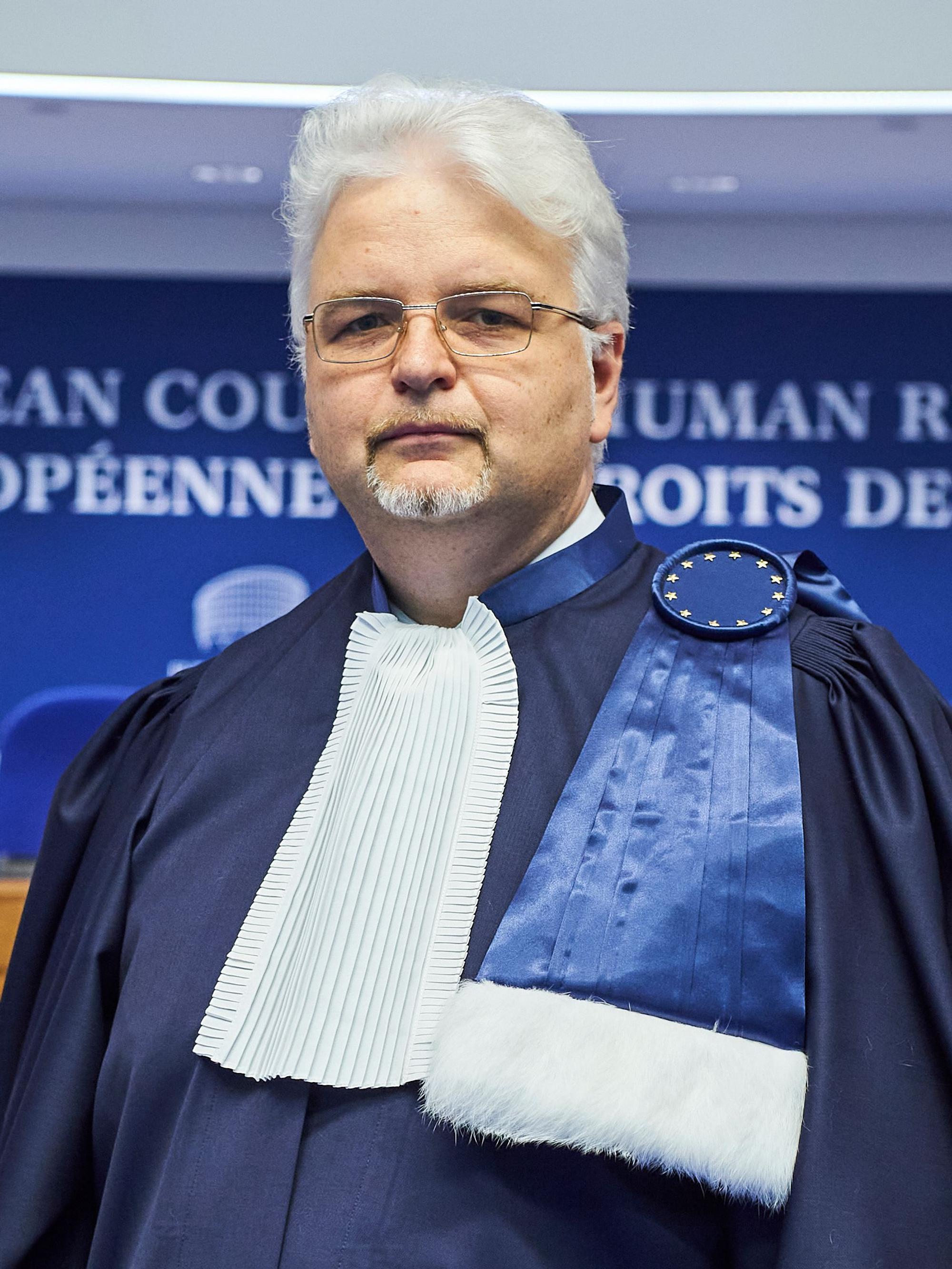Mykola Gnatovskyy, Richter am Europäischen Gerichtshof für Menschenrechte (EGMR) in einer blauen Richterrobe.