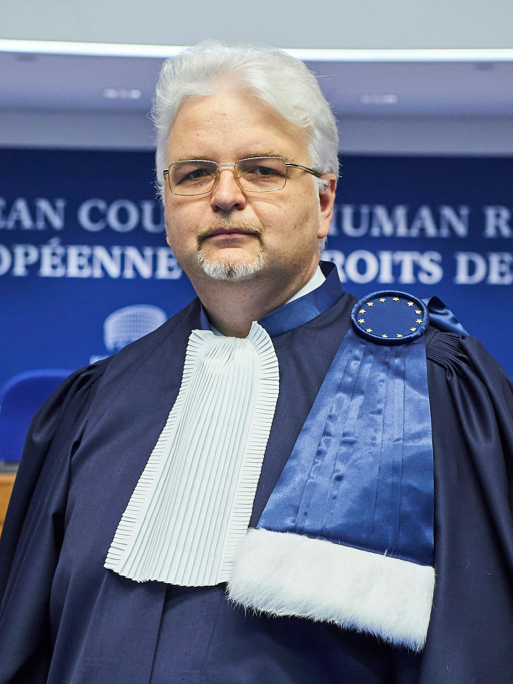 Mykola Gnatovskyy, Richter am Europäischen Gerichtshof für Menschenrechte (EGMR) in einer blauen Richterrobe.