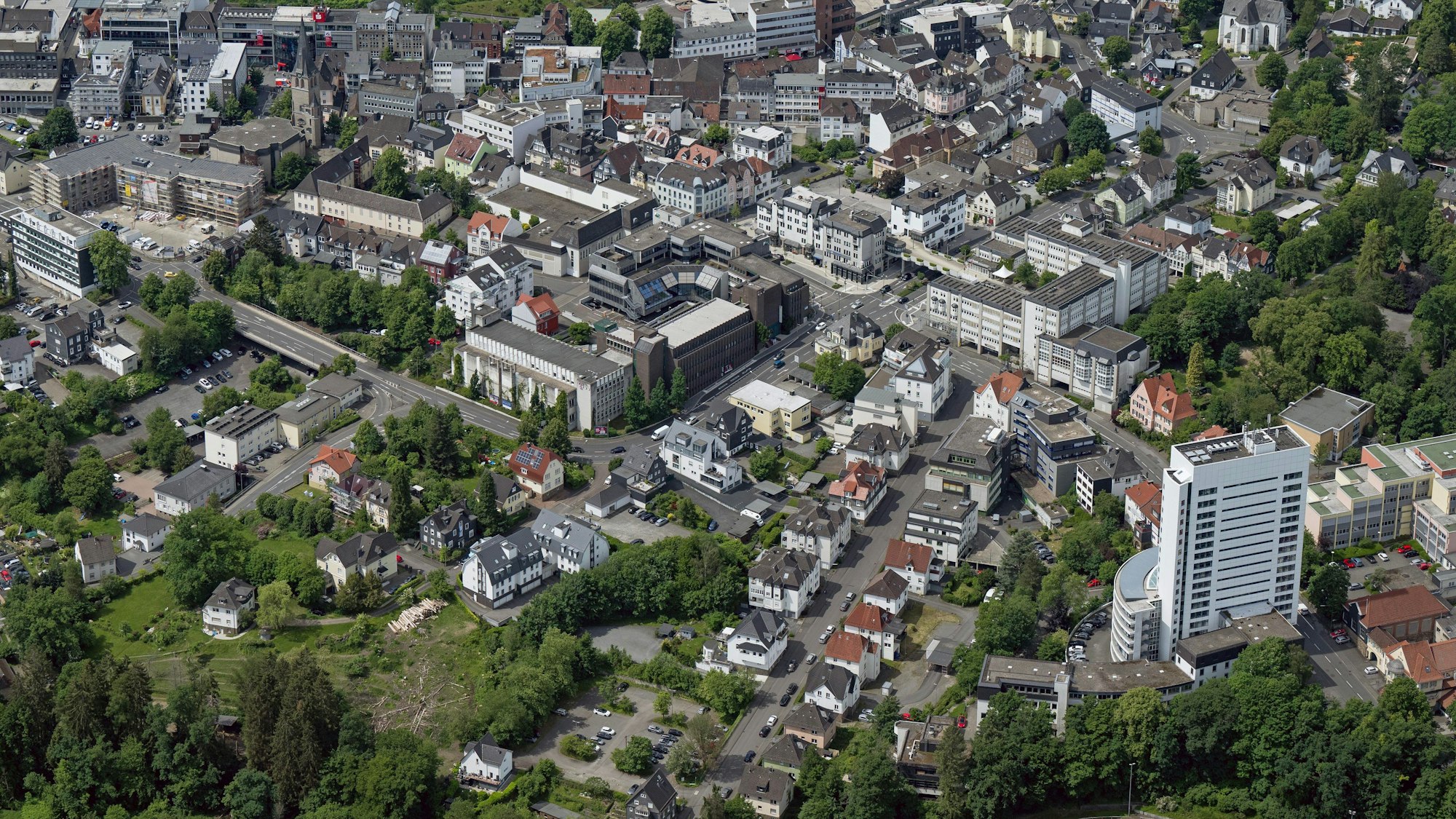Blick auf die Stadt Gummersbach aus der Luft.