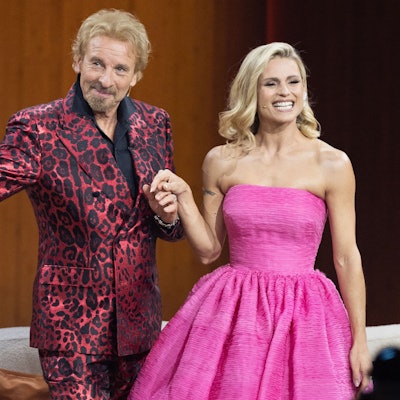 Lächelnd begrüßen Thomas Gottschalk und Michelle Hunziker das Publikum bei „Wetten, dass..?“.