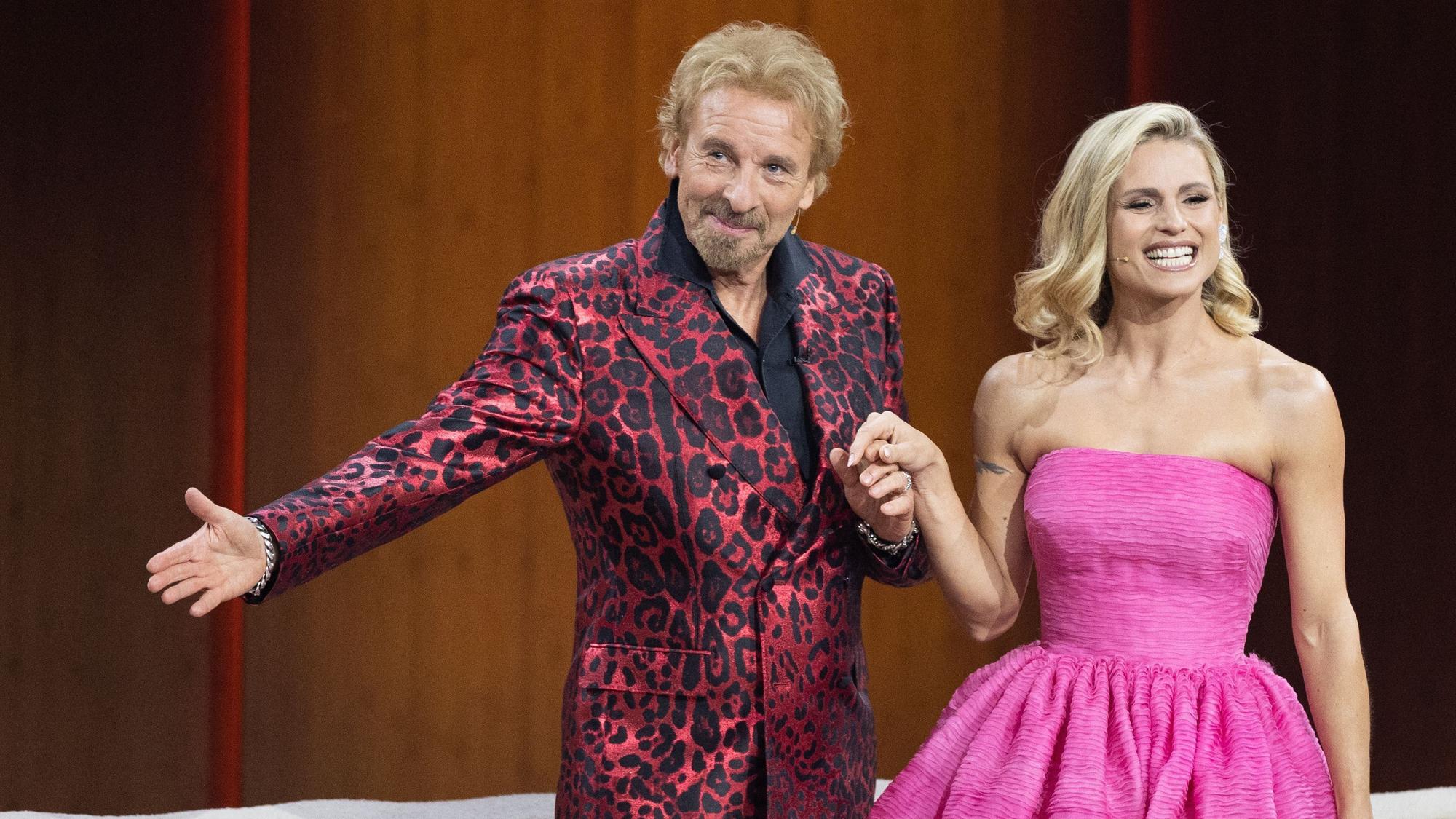 Lächelnd begrüßen Thomas Gottschalk und Michelle Hunziker das Publikum bei „Wetten, dass..?“.