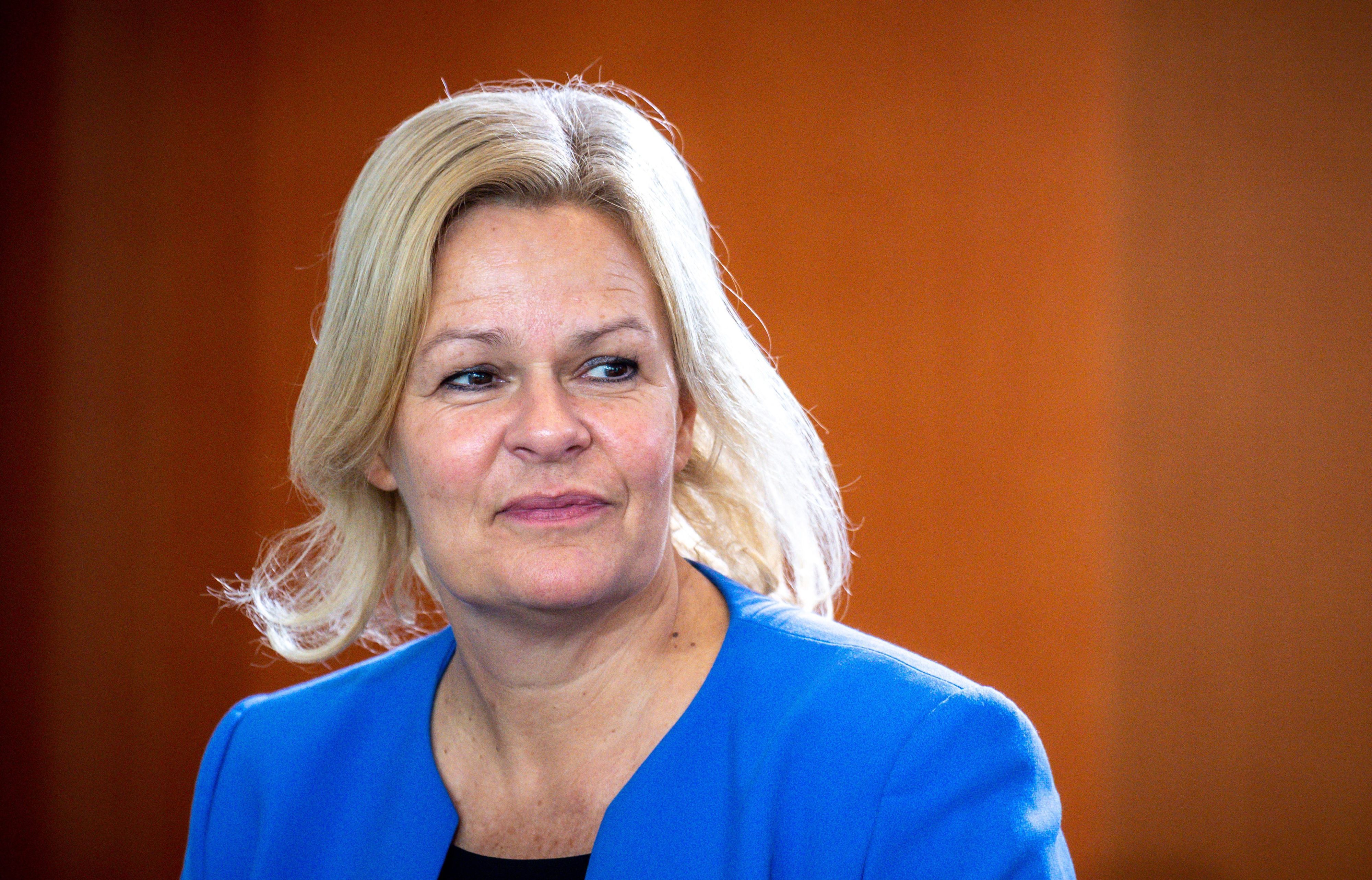 Nancy Faeser (SPD), Bundesministerin des Innern und Heimat, ist zu sehen, wie sie zu einer Sitzung des Bundeskabinetts im Kanzleramt kommt.