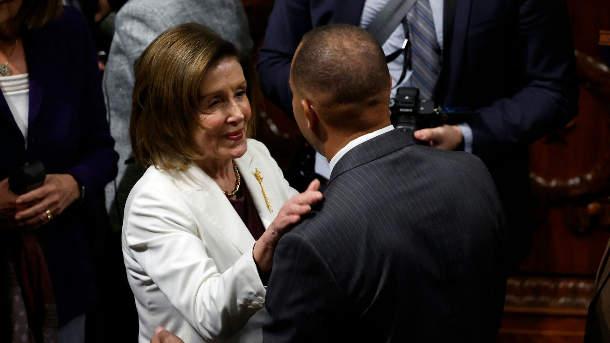US-Sprecherin Nancy Pelosi (l.) spricht mit dem Vorsitzenden der Demokratischen Konferenz des Repräsentantenhauses, Hakeem Jeffries.