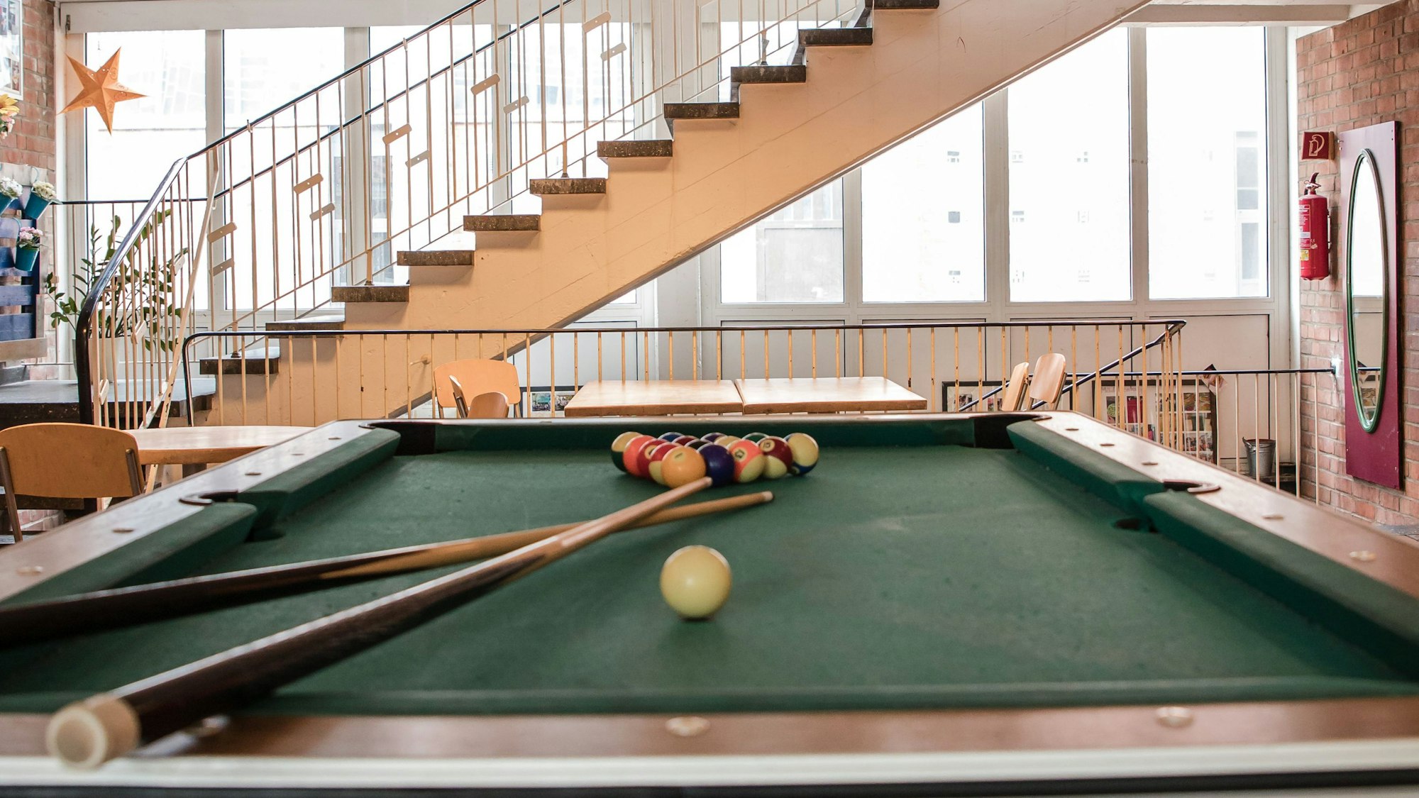 Foyer des OT Nonni mit einem Pool-Billardtisch in der Mitte