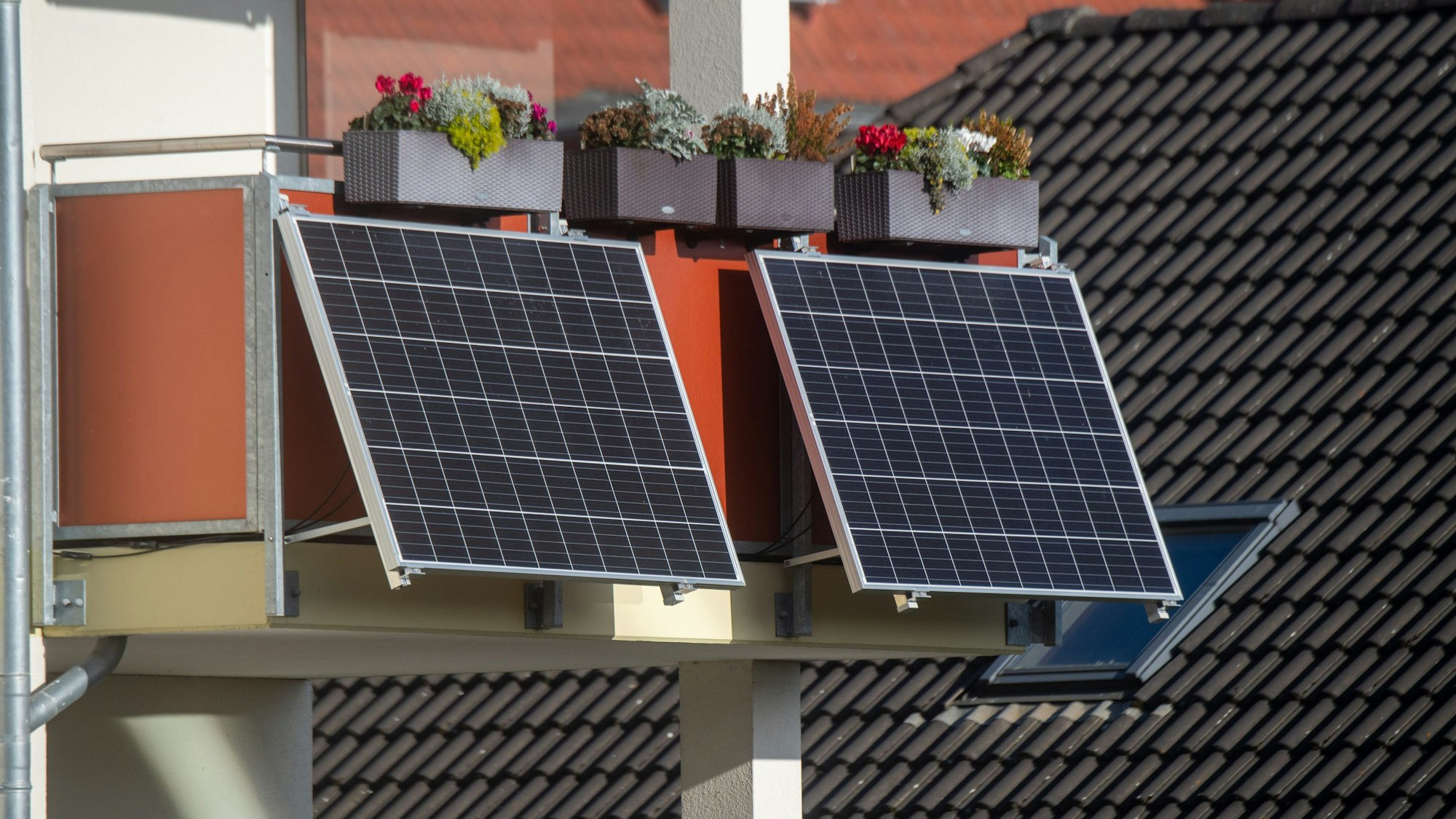 Solarmodule für ein sogenanntes "Balkonkraftwerk" hängen an einem Balkon.