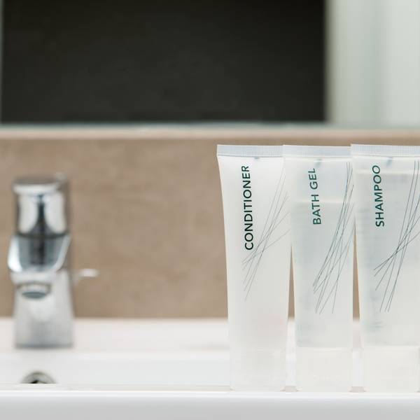 Kleine Tuben mit Shampoo, Duschgel und Conditioner in einem Hotel