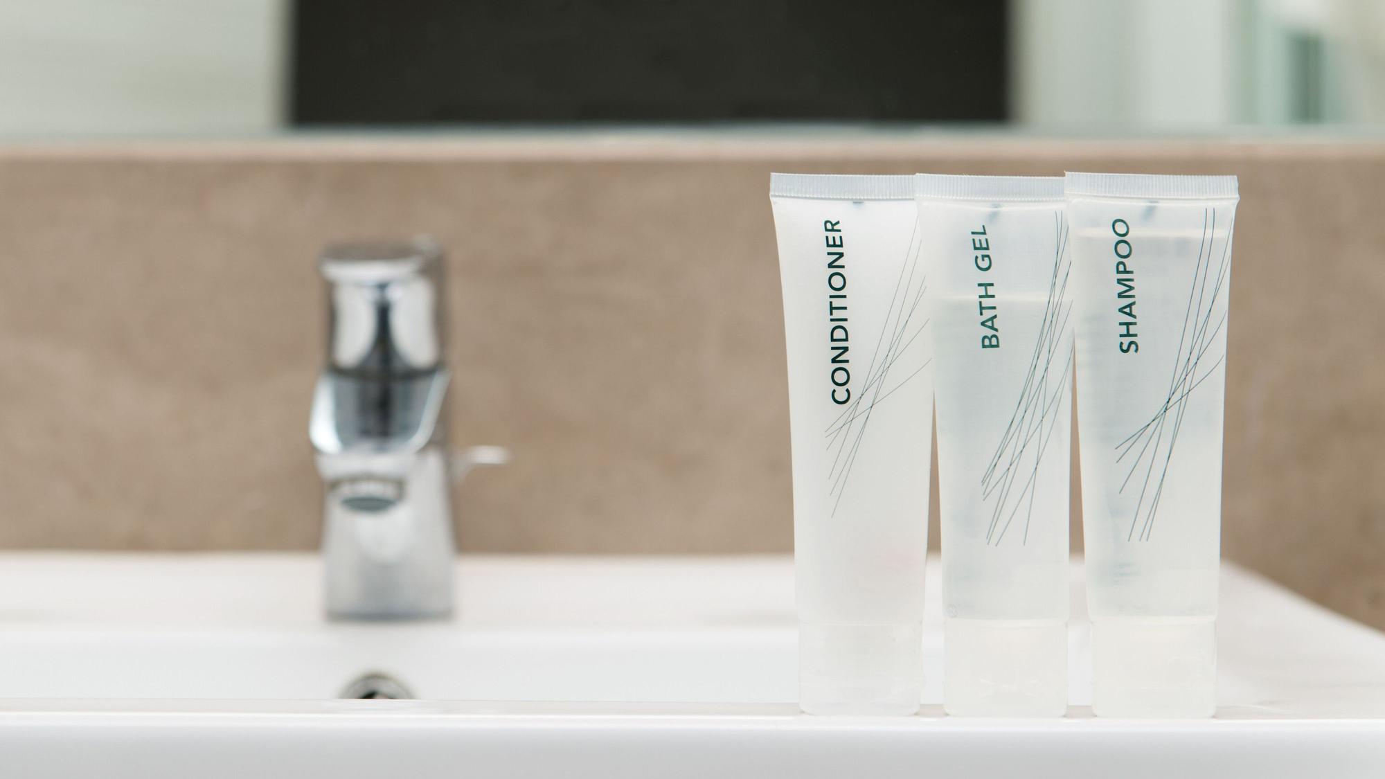 Kleine Tuben mit Shampoo, Duschgel und Conditioner in einem Hotel
