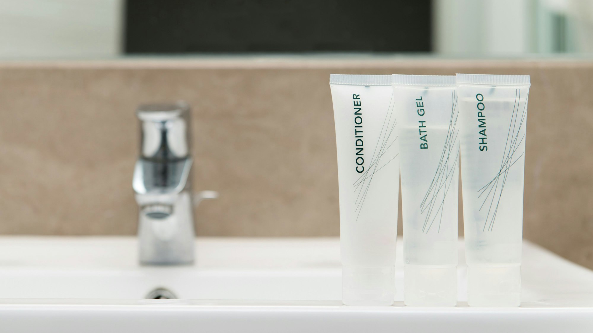 Kleine Tuben mit Shampoo, Duschgel und Conditioner in einem Hotel