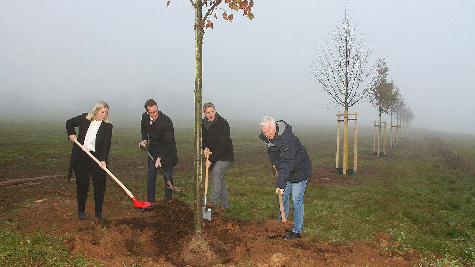 Bei Nebel pflanzte NRW-Ministerpräsident den 49. Baum zum Gedenken an die Flutopfer bei Blankenheimerdorf.