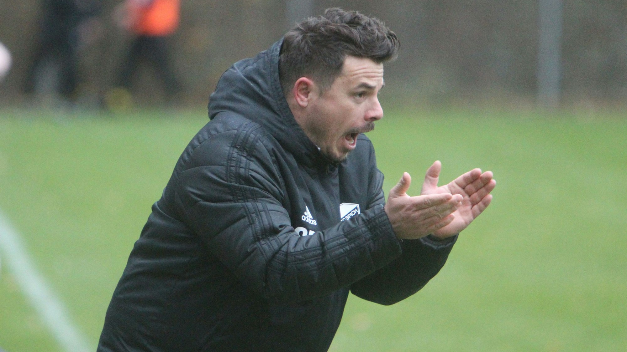 Der Spicher Trainer Stefan Bung reißt Mund und Augen auf und klatscht energisch in die Hände.