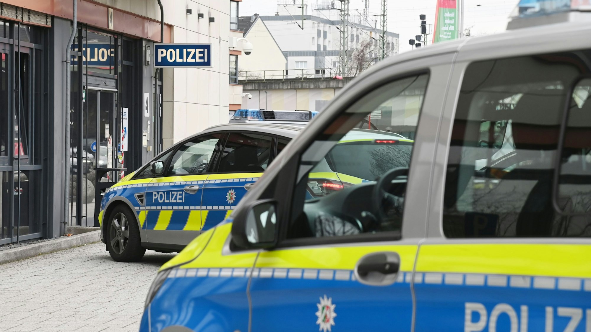 Polizeifahrzeuge stehen vor der Wache Kalk auf dem Walter-Pauli-Ring.