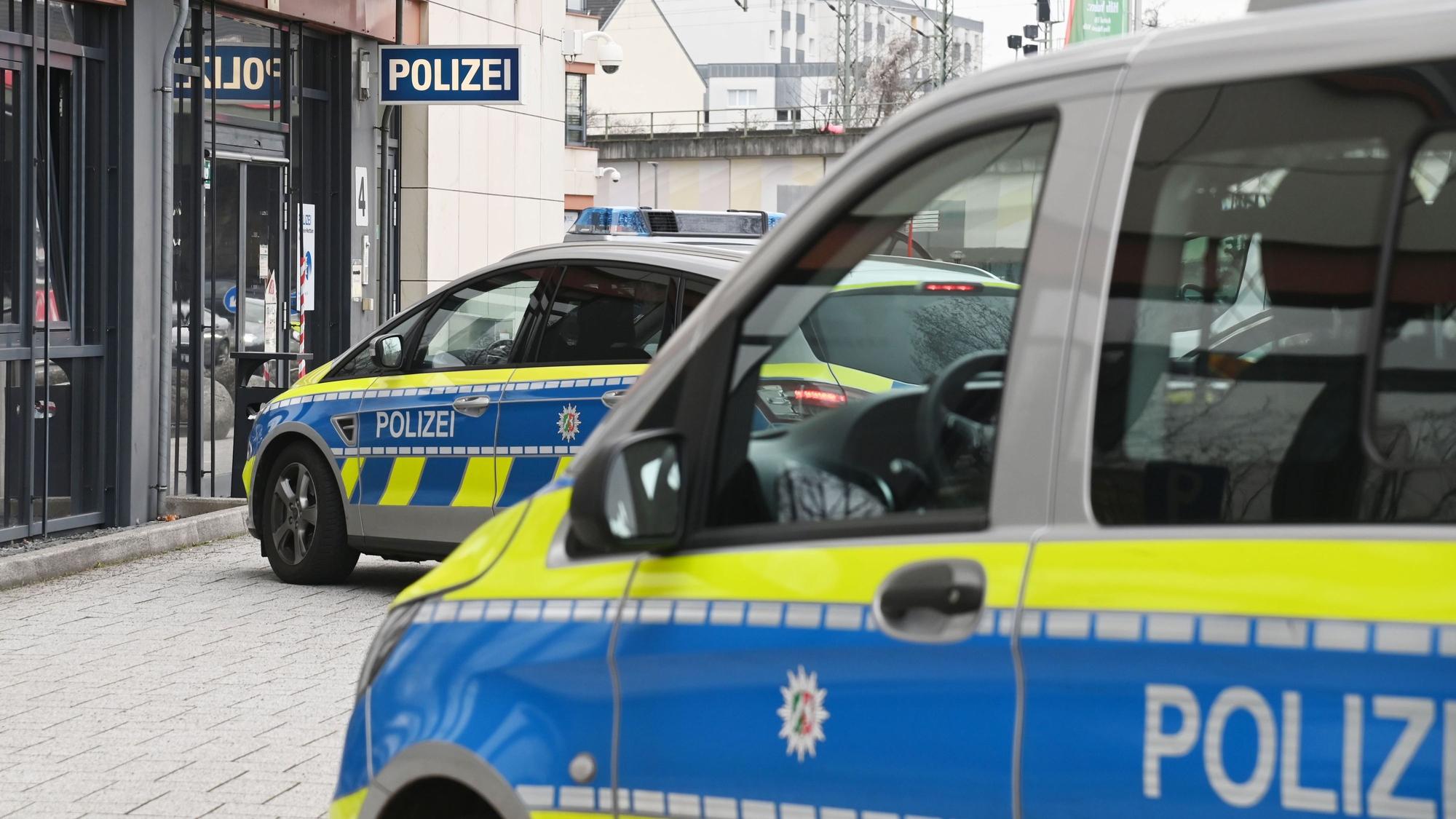 Polizeifahrzeuge stehen vor der Wache Kalk auf dem Walter-Pauli-Ring.
