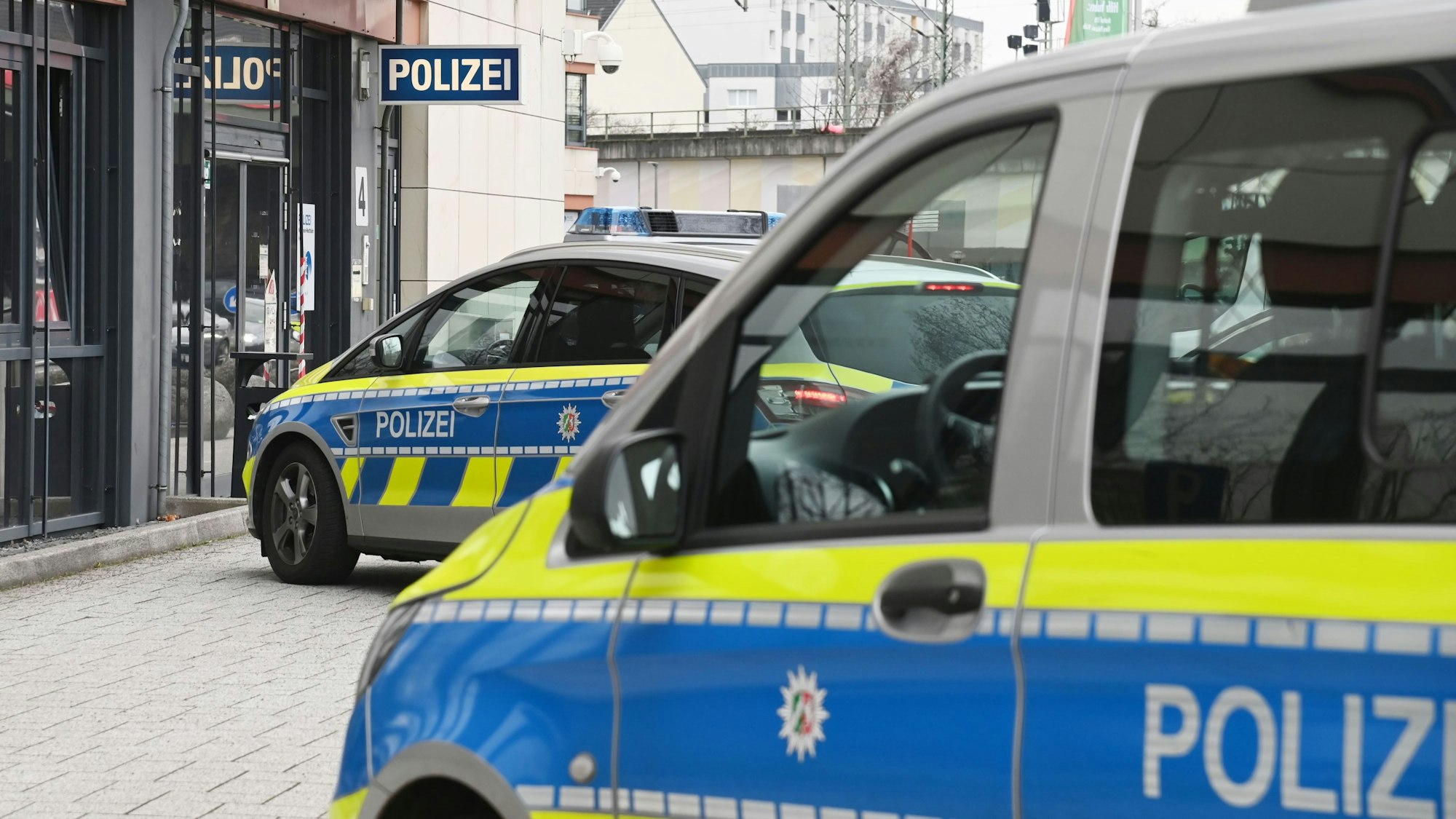 Polizeifahrzeuge stehen vor der Wache Kalk auf dem Walter-Pauli-Ring.