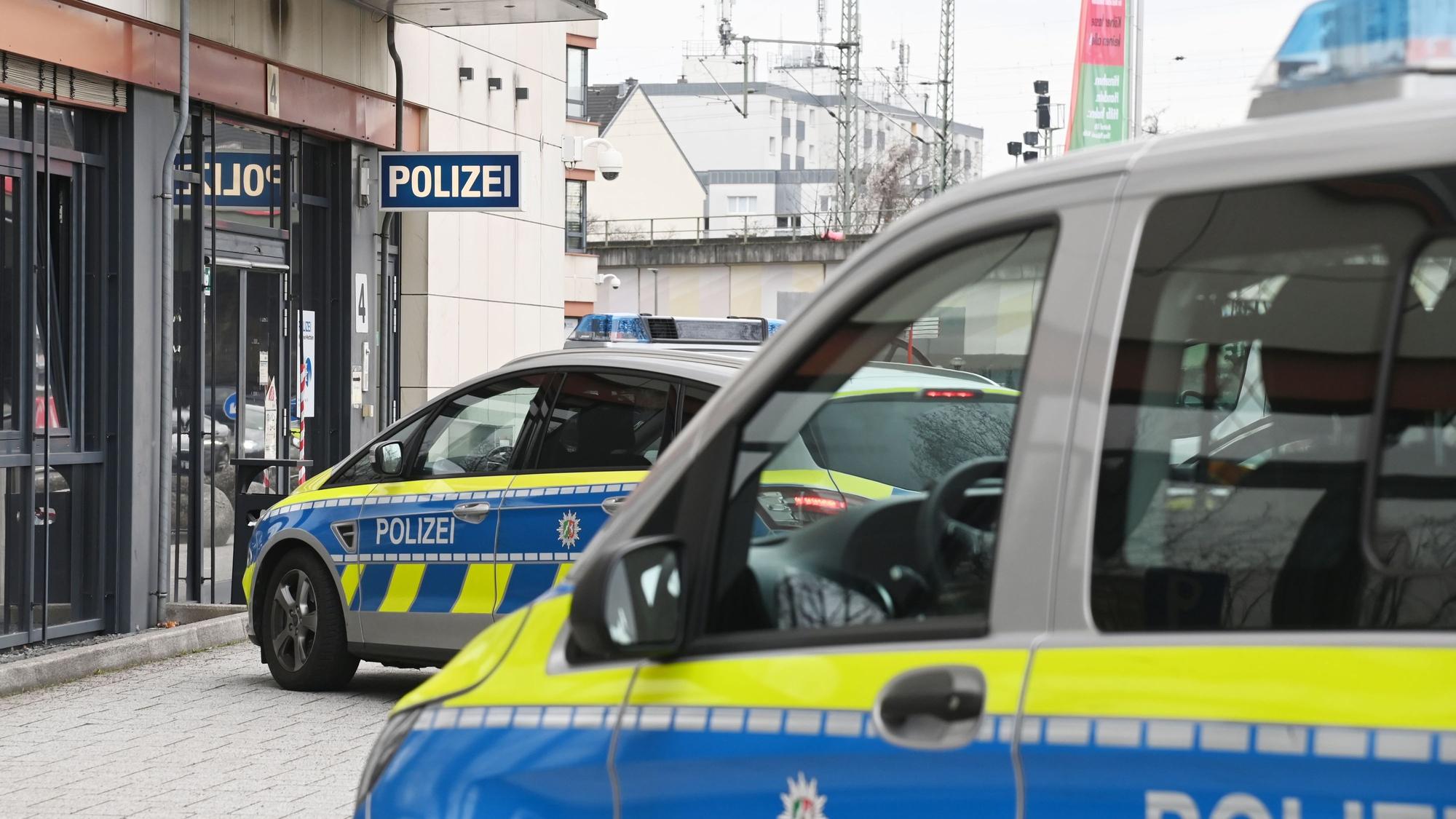 Zwei Polizeiwagen vor der Dienststelle.