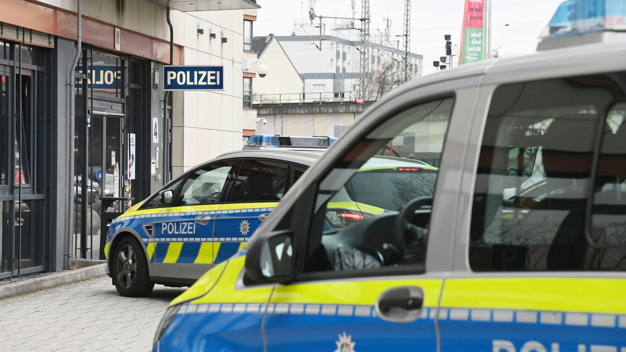 Zwei Polizeiwagen vor der Dienststelle.